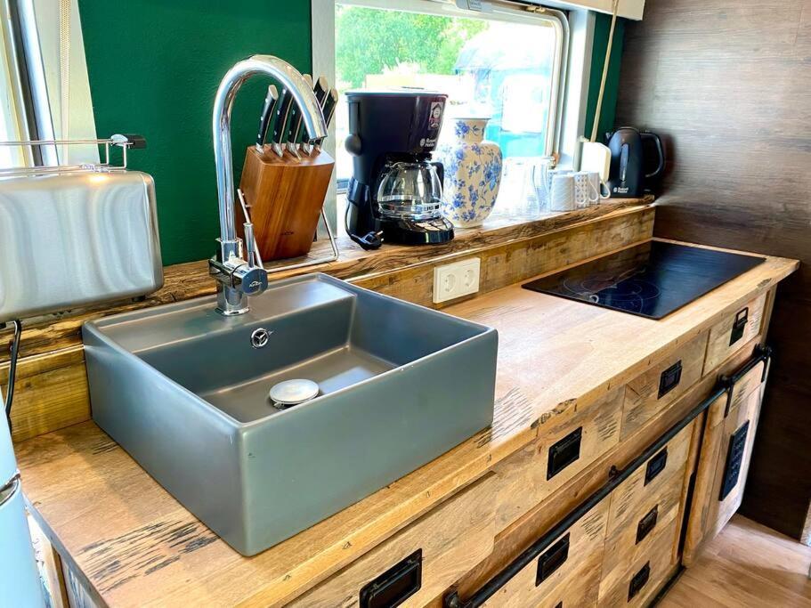 Gleis 1, Eisenbahn Waggon Mit Whirlpool Und Ofen Villa Dahlem  Luaran gambar