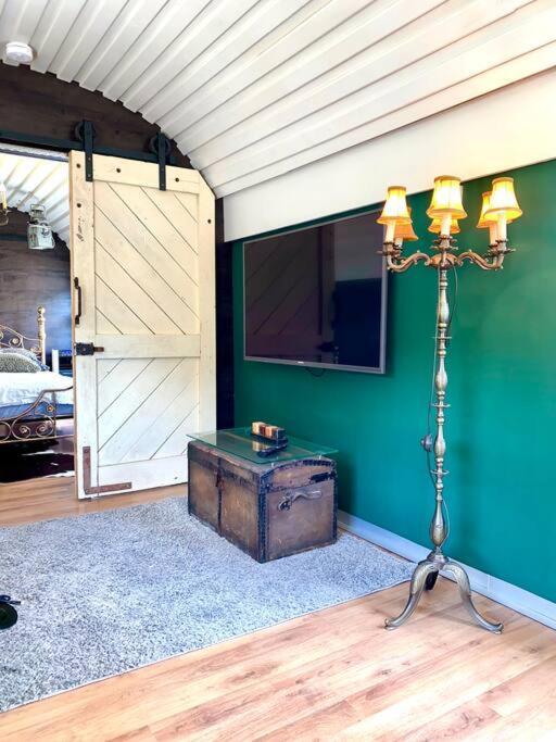 Gleis 1, Eisenbahn Waggon Mit Whirlpool Und Ofen Villa Dahlem  Luaran gambar